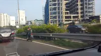 Belum ada petugas yang menindak pengendara sepeda motor itu. (@jon220cc)