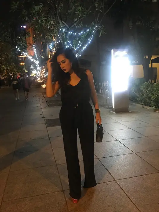 "Biaya saya cari sendiri sampai kalian semua tahu, saya dari pakai jilbab sampai buka, karena tawaran yang ditawarin di sinetron itu, terserah orang mau ngomong apa, saya pernah bener-bener di titik yang paling bawah,"sambung Shinta Bachir sambil nangis.