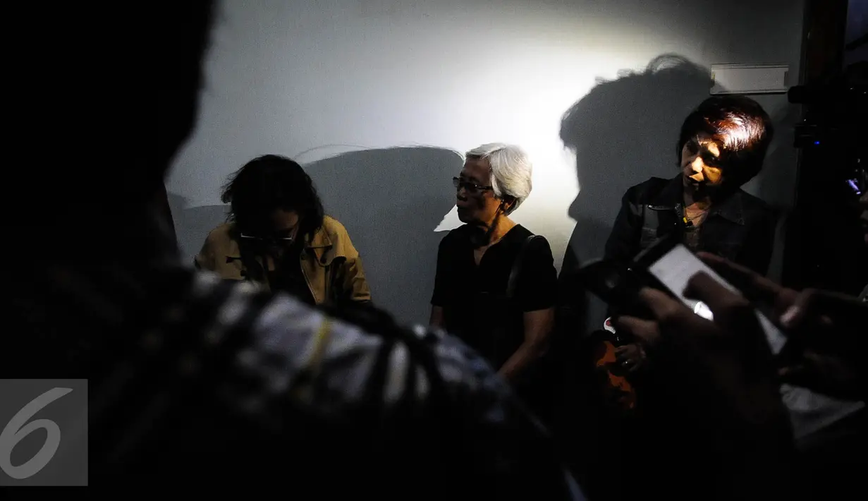 Istri almarhum Munir, Suciwati turut hadir dalam ruang sidang, Jakarta, Senin (10/10). Suciwati dan sejumlah aktivis HAM untuk menghadiri sidang putusan atas gugatan yang ia ajukan kepada KPI. (Liputan6.com/Faizal Fanani)