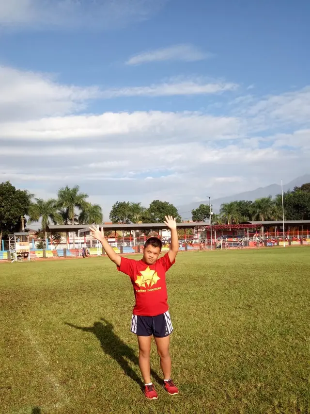 Nabil Dhiya Ulhaq A’isy remaja down syndrome yang aktif di dunia olahraga. Foto: Dokumentasi pribadi Nabil.