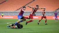 Kiper Atletico Madrid U-18, Luciano Riveros Garcia (kiri) berusaha menyelamatkan bola saat laga International Youth Championship 2021 antara Barcelona U-18 melawan Atletico Madrid U-18 di Jakarta International Stadium, Jakarta, Jumat (15/04/2022). (Bola.com/Bagaskara Lazuardi)