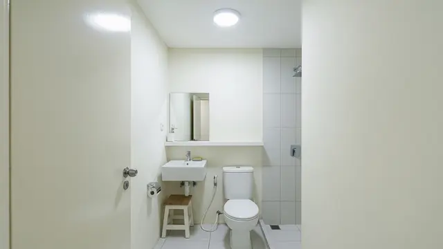 Desain Kamar Mandi Kecil Tanpa Jendela yang Tetap Terang