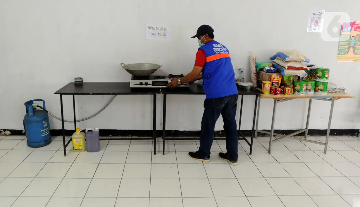 Petugas memperlihatkan ruangan dapur untuk isolasi mandiri di Gedung Sasana Krida Karang Taruna, Kelurahan Pondok Labu, Jakarta, Selasa (19/1/2020). Di tempat ini juga disediakan bahan makanan, alat memasak dan berbagai perlengkapan standar pasien Covid-19. (merdeka.com/Arie Basuki)