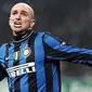 Kegembiraan Esteban Cambiasso setelah membukukan gol kemenangan Inter Milan atas Chelsea yang berkesudahan 2-1 pada leg pertama babak 16 besar Liga Champions di Giuseppe Meazza, 24 Februari 2010. AFP PHOTO/Carl De Souza