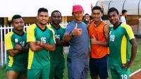 Djoko Susilo berharap dikontrak lagi oleh tim PON Papua sehingga bisa menuntaskan tugasnya mendampingi skuat yang dibawanya lolos ke PON 2016 Jabar itu. (Bola.com/Robby Firly)