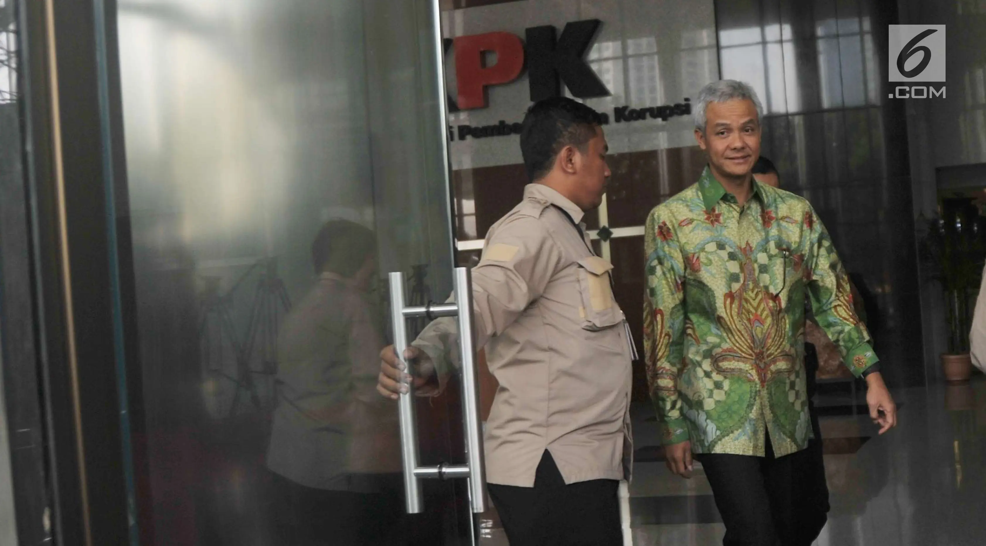 Gubernur Jawa Tengah Ganjar Pranowo berjalan keluar usai diperiksa di gedung KPK, Jakarta, Selasa (4/7). Mantan Wakil Ketua Komisi II DPR itu diperiksa sebagai saksi untuk kasus dugaan korupsi proyek pengadaan e-KTP. (Liputan6.com/Helmi Afandi)