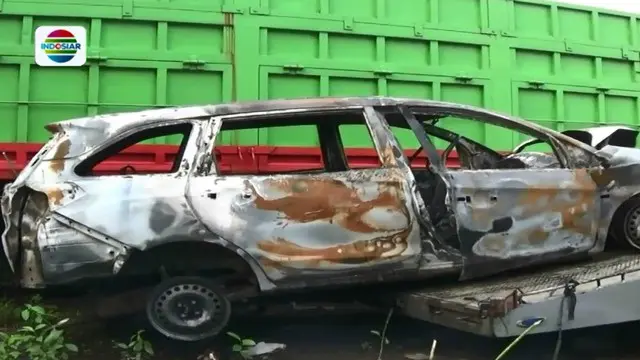 Sebuah mobil jenis minibus terbakar setelah menabrak sebuah truk di Jalan Tol Cipularang, Purwakarta, Jawa Barat. 