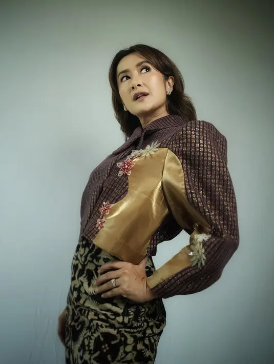 "Merasa keren sekali bergaya seperti ini," tulis Widi Mulia di Instagram. "Elemen metalik yang mewakili keberanian generasi kini berpadu seru dengan wastra klasik nusantara," lanjutnya. [Foto: Instagram/widimulia]