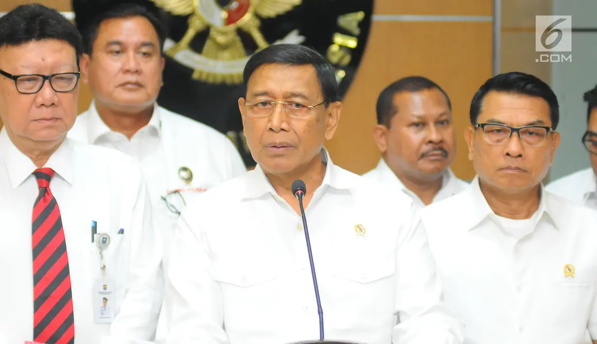 Menkopolhukam Wiranto bersama Mendagri Tjahjo Kumolo dan KSP Moeldoko memberi keterangan usai rapat koordinasi tentang keamanan pasca-pemilu 2019 di Jakarta, Rabu (24/4). Wiranto menjelaskan Sejumlah isu seperti hoaks dan tuduhan yang berakibat pada delegitimasi KPU. (Liputan6.com/Angga Yuniar)
