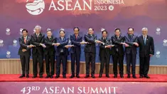 Dari kiri ke kanan: Presiden Filipina Ferdinand Marcos Jr, Perdana Menteri Singapura Lee Hsien Loong, Sekretaris Tetap Kementerian Luar Negeri Thailand Sarun Charoensuwan, Perdana Menteri Vietnam Pham Minh Chinh, Presiden Indonesia Joko Widodo, Perdana Menteri Laos Sonexay Siphandone, Sultan Hassanal Bolkiah dari Brunei, Perdana Menteri Kamboja Hun Manet, Perdana Menteri Malaysia Anwar Ibrahim, dan Perdana Menteri Timor Timur Xanana Gusmao bergandengan tangan saat foto bersama pada KTT ke-43 ASEAN di Jakarta, Indonesia, Selasa (5/9/2023). (Adi Weda/Pool Photo via AP)