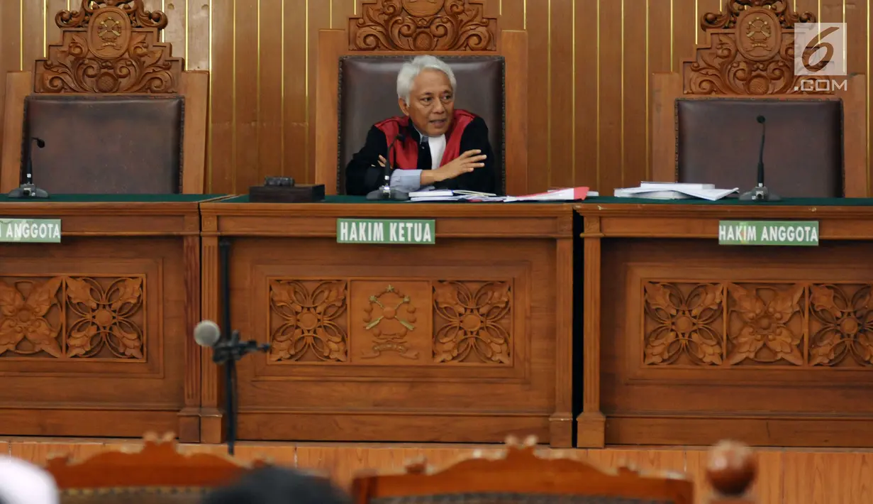 Hakim tunggal praperadilan, Cepi Iskandar memimpin sidang perdana praperadilan Setya Novanto terhadap KPK di Pengadilan Negeri Jakarta Selatan, Rabu (20/9). Sidang beragendakan pembacaan materi pihak pemohon. (Liputan6.com/Helmi Fithriansyah)