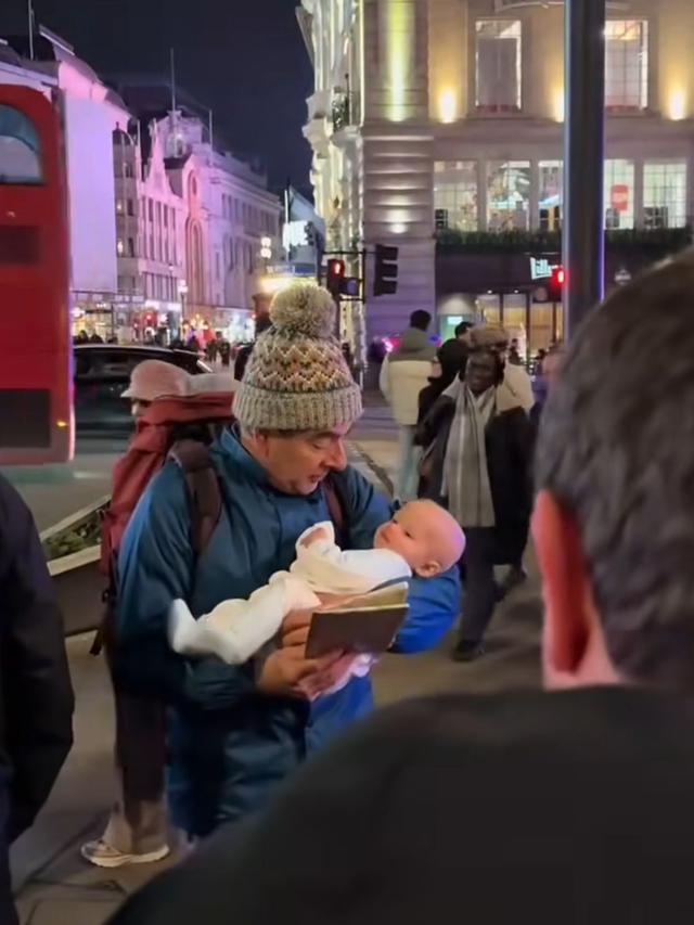 Syuting baru Rowan Atkinson di Piccadilly Circus. (credit:instagram.com/nayem_in_london)