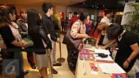 Penonton antre dalam acara pembukaan dan pemutaran film Festival Sinema Prancis 2015 di Plaza Indonesia, Jakarta, Kamis (3/12). Pada 3-6 Desember film Festival Sinema Perancis  digelar di sembilan kota di Indonesia. (Liputan6.com/Immanuel Antonius)