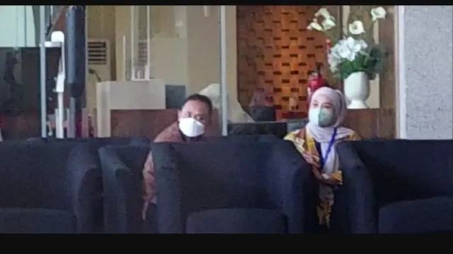 Istri Pejabat Mendadak Tampil Syari Saat Dipanggil KPK