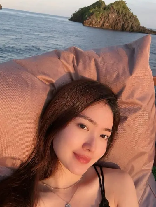 Momen liburan Wilo ini pun berhasil mencuri perhatian netizen. Bahkan, tak sedikit netizen yang memuji penampilan aktris 25 tahun ini. (Liputan6.com/IG/@natashawilona12)