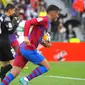 Penyerang Barcelona Ferran Torres berselebrasi usai mencetak gol pertama timnya ke gawang Elche dalam laga Liga Spanyol di Stadion Manuel Martinez Valero, Minggu, 6 Maret 2022. (JOSE JORDAN / AFP)