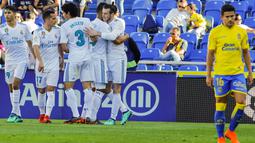 Para pemain Real Madrid merayakan gol Gareth Bale ke gawang Las Palmas pada lanjutan La Liga Santander di Gran Canaria stadium, Canary island, (31/3/2018). Madrid menang 3-0. (AP/Lucas de Leon)