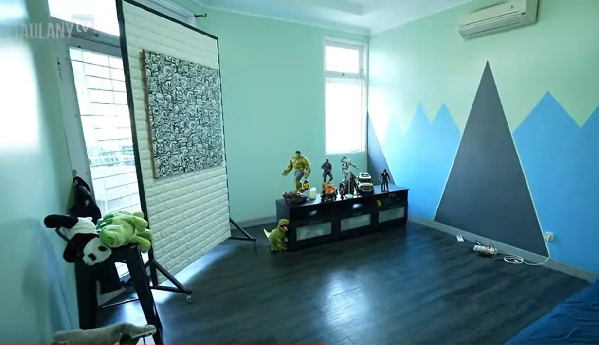 <p>Disini Wendy Cagur mendesain dengan nuansa biru dan dilengkapi berbagai action figure. [Youtube/Taulany TV]</p>