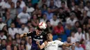 Gelandang Real Madrid, Casemiro berebut bola dengan pemain Leganes, Guido Carrillo pada laga leg pertama babak 16 besar Copa del Rey di Santiago Bernabeu, Rabu (9/1). Real Madrid sukses mengandaskan Leganes dengan skor 3-0. (GABRIEL BOUYS / AFP)