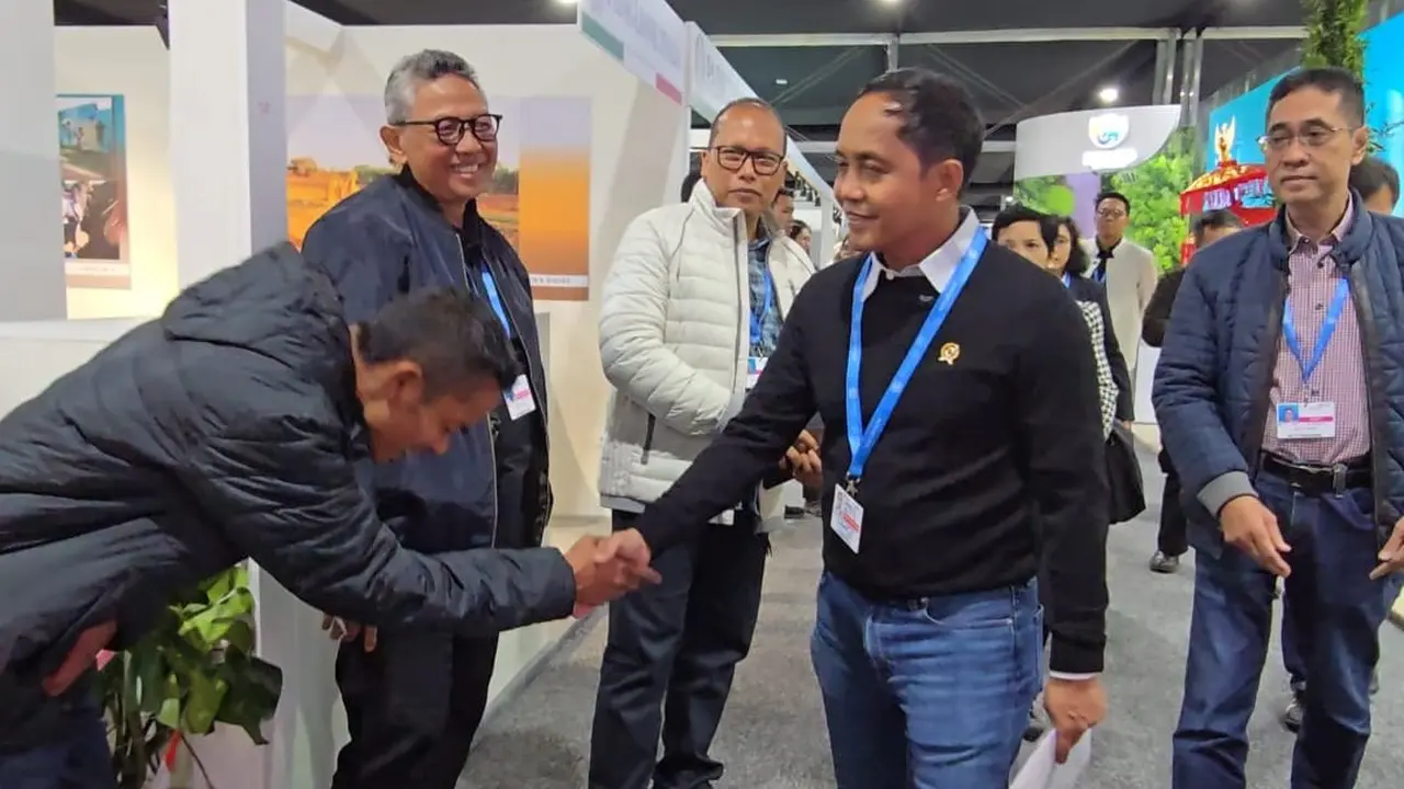 Menteri Kehutanan Raja Juli Antoni melakukan koordinasi kesiapan akhir delegasi Indonesia di Forum tahunan Konferensi Perubahan Iklim Perserikatan Bangsa-Bangsa/ Conference of the Parties (COP) ke-29.