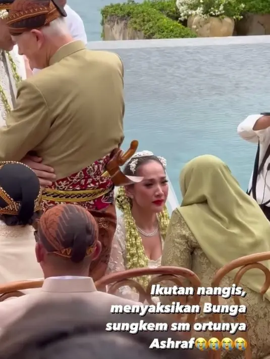 Momen haru pun terjadi kala Bunga dan Tiko sungkem dan bersimpuh ke ayah dan ibu Ashraf. [Instagram.com/sellyraimantra]