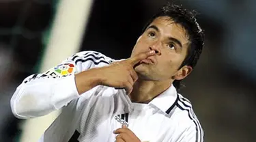 Real Madrid’s Javier Saviola celebrates a goal against Getafe during a Spanish league match at the Alfonso Perez Coliseum, November 29, 2008 in Getafe, near Madrid. AFP PHOTO/Pedro ARMESTRE