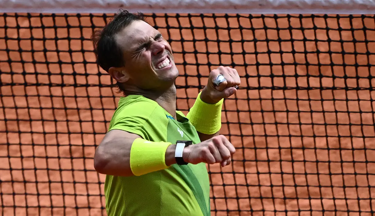 Atas kemenangan ini, Rafael Nadal sukses meraih trofinya yang ke-14 di Roland Garros yang sekaligus menasbihkan dirinya sebagai Sang Raja Tanah Liat. (AFP/Anne-Christine Poujoulat)