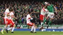 Pemain Irlandia Utara, Gareth McAuley berebut bola dengan pemain Swiss, Manuel Akanji pada leg pertama playoff Piala Dunia 2018 di Windsor Park, Jumat (10/11). Bermain di kandang lawan, Swiss meraih kemenangan tipis 1-0. (AP/Peter Morrison)