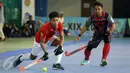 Pemain hoki Jawa Barat, Zein Hamdani (kiri) melewati pemain Jawa Barat saat laga final hoki putra PON XIX Jabar di Gymnasium UPI, Bandung, Senin (19/9). Jawa Barat menundukkan DKI Jakarta dengan skor 3-1. (Liputan6.com/Helmi Fithriansyah)