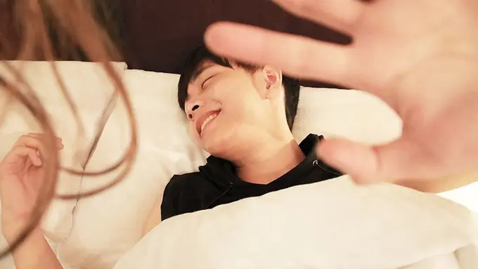 [Bintang] Jomblo? Biar Kelihatan Punya Pacar di Hari Valentine, Ikuti Cara Berfoto Cowok Ini