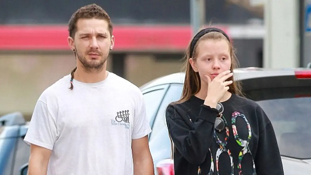 Shia LaBeouf jalan santai bersama sang kekasih, Mia Goth