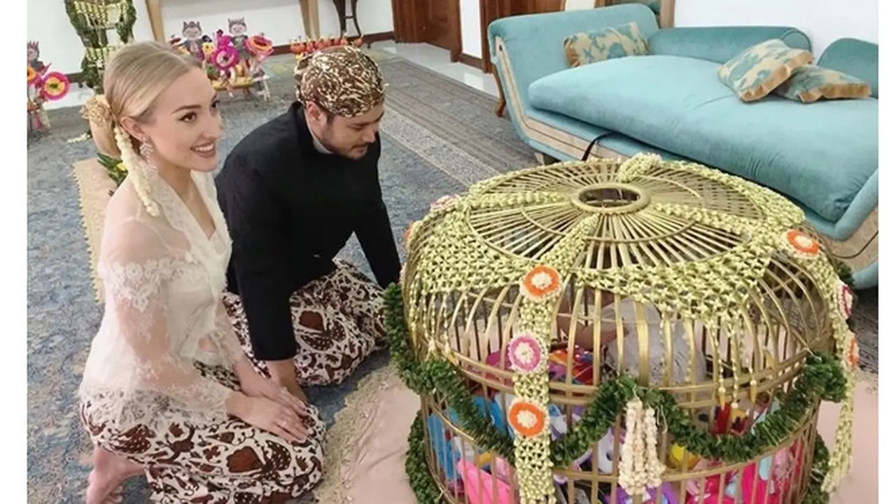 6 Pesona Varsha Strauss Istri Bule Panji Trihatmodjo saat Pakai Kebaya, Banjir Pujian