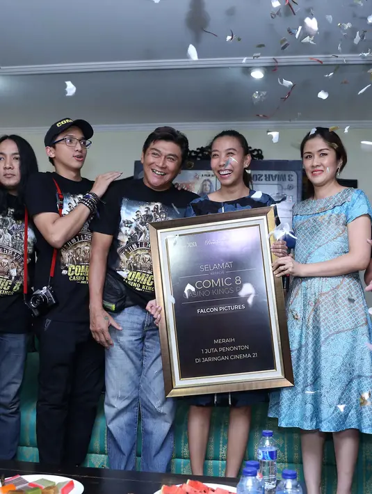 "Di Manado penuh 2 bioskop. Habis itu ke Kalimantan. Penonton banyak banget, 4 ribu orang dan gue harus foto bareng, nyengir mulu," tandas Mongol. (Nurwahyunan/Bintang.com)