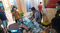 Pelaku pembunuhan pekerja kebun tebu di Banyuwangi mendapatkan perawatan karena alami  luka robek perut (Hermawan Arifianto/Liputan6.com)