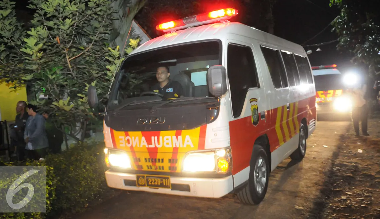 Ambulan yang membawa jenazah terduga teroris pergi meninggalkan lokasi, Setu, Tangerang Selatan, Banten, Rabu (21/12). Jenazah terduga teroris rencananya akan diperiksa di ruang Instalasi Kedokteran Forensik RS Polri. (Liputan6.com/Helmi Afandi)