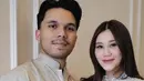 Aaliyah Massaid dan Thariq Halilintar menikah pada 26 Juli 2024, menjadikan tahun ini sebagai lebaran pertama mereka. Aaliyah yang sedang hamil mengenakan baju putih brokat model janggan. [@aaliyah.massaid]