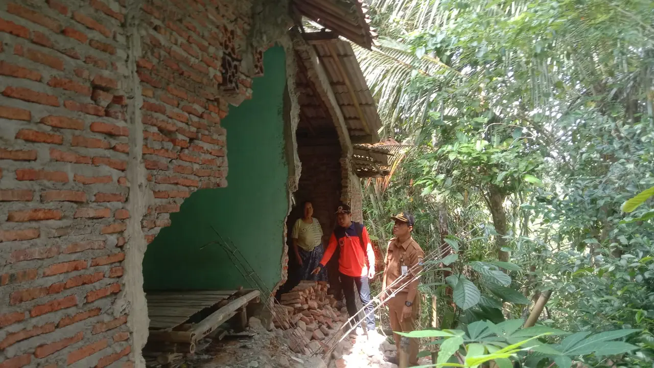 Gerakan tanah atau longsor merusak rumah warga akibat hujan lebat di musim kemarau di Cilacap. (Foto: Liputan6.com/BPBD Cilacap)