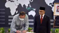 Presiden Joko Widodo (Jokowi) menunjuk Zulkifli Hasan menjadi Menteri Perdagangan. Zulkifli Hasan dalam serah terima jabatan di Kementerian Perdagangan. (Dok. Kemendag)