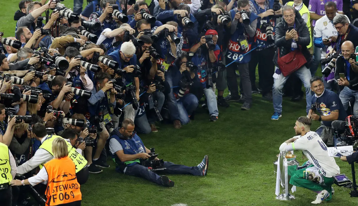 Kapten Real Madrid, Sergio Ramos berfoto bersama piala usai membawa timnya, Real Madrid memenangkan pertandingan Liga Champions di Stadion Cardiff, Wales (3/6). (Nick Potts/PA via AP)