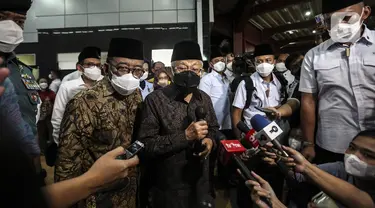 Wakil Presiden K.H. Ma'ruf Amin melayat mendiang Menpan RB Tjahjo Kumolo di Kantor Kemenpan RB Sudirman, Jakarta Selatan, Jumat (1/7/2022). Tjahjo Kumolo meninggal dunia di RS Abdi Waluyo pada pukul 11.10 WIB karena sakit infeksi paru-paru yang diderita. (Liputan6.com/Johan Tallo)