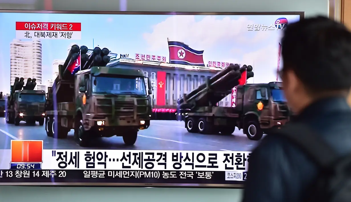Seorang pria melihat laporan berita tentang rudal Korea Utara, di sebuah stasiun kereta di Seoul, Korea Selatan. Pemimpin Korut, Kim Jong-Un memerintahkan pasukannya menyiagakan senjata nuklir untuk bisa digunakan kapan saja. (AFP PHOTO/Jung YEON-JE)