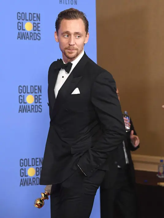 Berbeda dengan para wanita sebelumnya. Kejadian yang menimpa Tom Hiddelston di Golden Globe 2017 adalah cibiran dari masyarakat. Hal ini muncul lantaran ucapan Tom yang terkesan narsis atau mencintai diri sendiri dengan berlebihan. (AFP/Bintang.com)