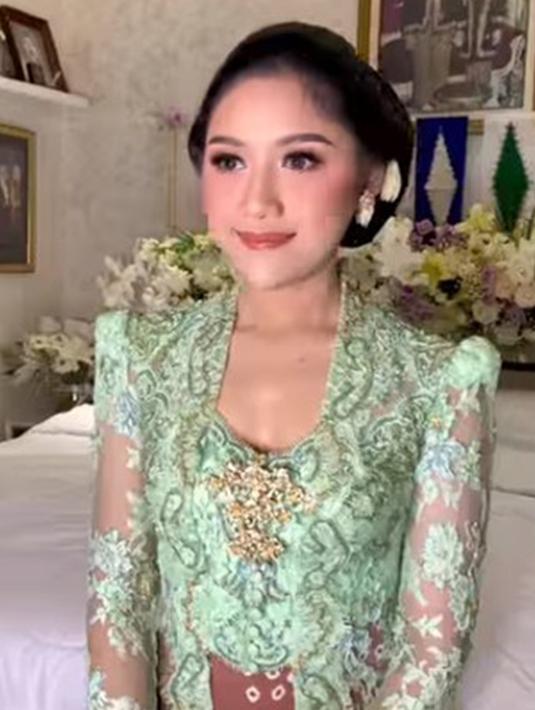 Acara langkahan sendiri diketahui digelar dikediaman kedua orang tua Erina Gudono di Yogyakarta. Dalam momen tersebut hadir pula Kanjeng Gusti Ratu Hemas, Istri Sultan Hamengkubuwono X, serta Kanjeng Gusti Bendara Raden Ayu Pakualam X, istri Pakualam X. (Liputan6.com/IG/@hepidavid)