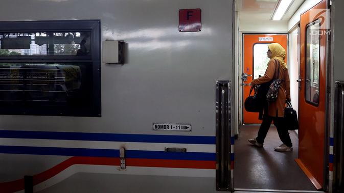 Penumpang menaiki kereta di Stasiun Gambir, Jakarta, Rabu (29/11). Memasuki libur panjang peringatan Maulid Nabi Muhammad SAW, PT KAI Daop 1 akan mengoperasikan 11 Kereta Api (KA) tambahan. (Liputan6.com/JohanTallo)