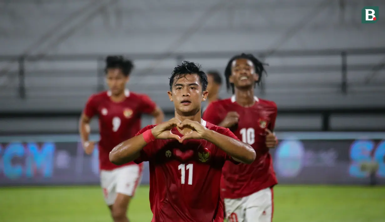 Bek sayap Timnas Indonesia, Pratama Arhan, berselebrasi setelah mencetak gol ke gawang Timor Leste dalam laga uji coba internasional di Stadion Kapten I Wayan Dipta, Gianyar, Bali, Kamis (27/1/2022). Tim Garuda menang 4-1 dalam laga ini. (Bola.com/Maheswara Putra)