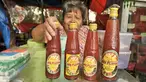 Pedagang menyusun botol bir pletok di Setu Babakan, Jakarta, Senin (6/2). Bir pletok masuk dalam ikon Budaya Betawi sebagai tindak lanjut Perda No 4 Tahun 2015 tentang Pelestarian Budaya Betawi. (Liputan6.com/Yoppy Renato)