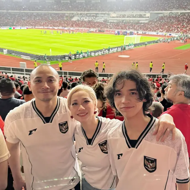 6 Pasangan Artis Sudah Menikah Nonton Timnas di GBK, Pamer Kekompakan Bak ABG