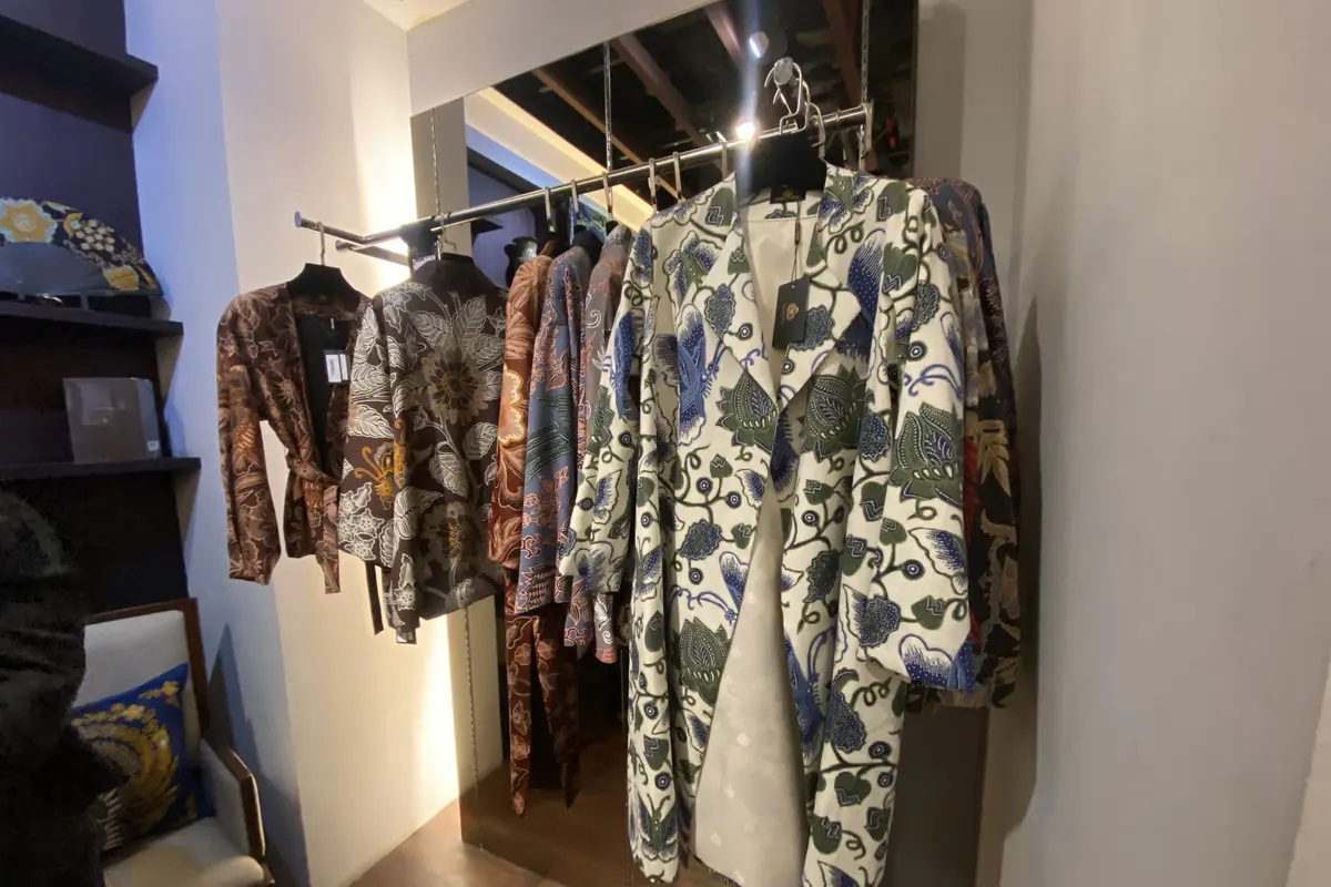 Iwan Tirta Private Collection Luncurkan Koleksi Raya 2025