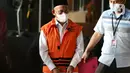 Bupati Hulu Sungai Utara (HSU), Abdul Wahid (kiri) sesaat sebelum rilis penetapan dan penahanan tersangka di Gedung KPK, Jakarta, Kamis (18/11/2021). Abdul Wahid merupakan tersangka suap dan gratifikasi pengadaan barang dan jasa di Kab Hulu Sungai Utara 2021-2022. (Liputan6.com/Helmi Fithriansyah)