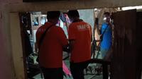 Warga Surabaya ditemukan tewas di dalam kamar, jasadnya dimangsa anjing perliharaannya. (Foto: Liputan6.com/Dian Kurniawan)